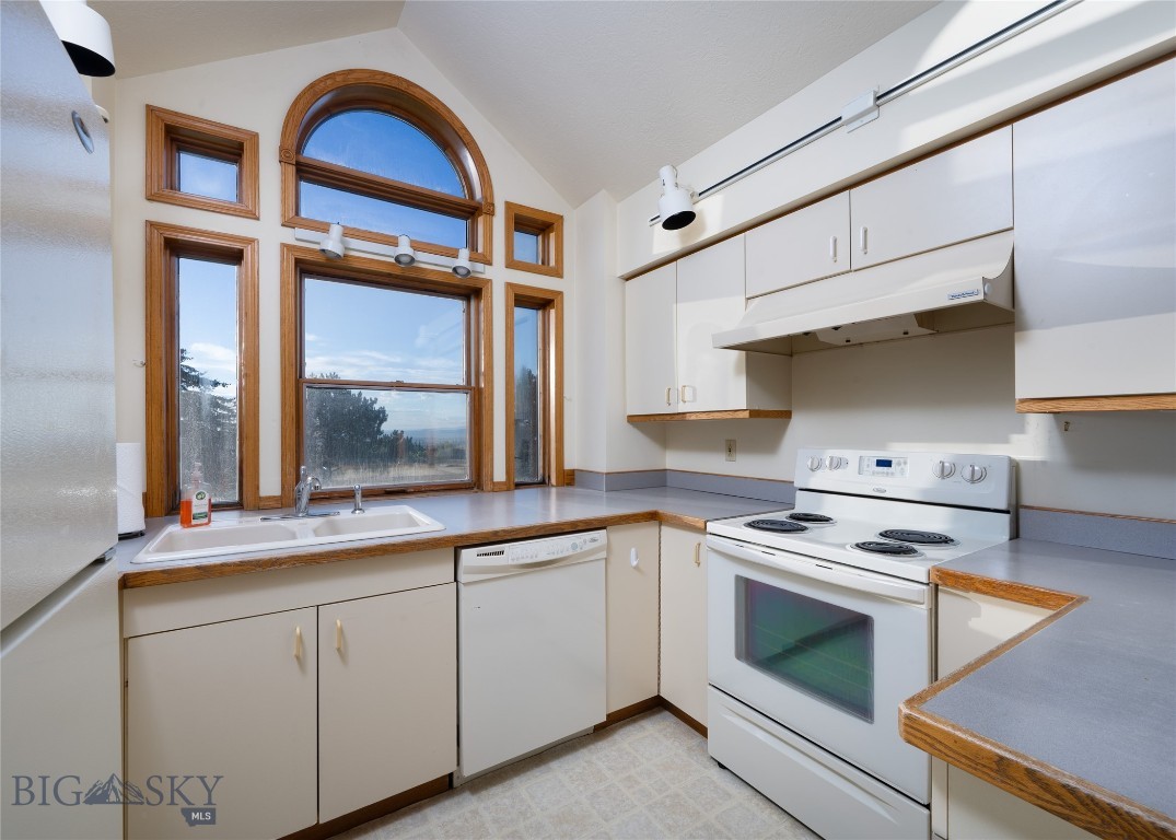 8855 Sypes Canyon