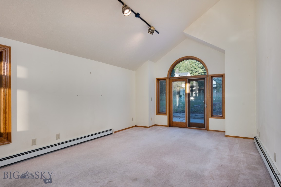 8855 Sypes Canyon