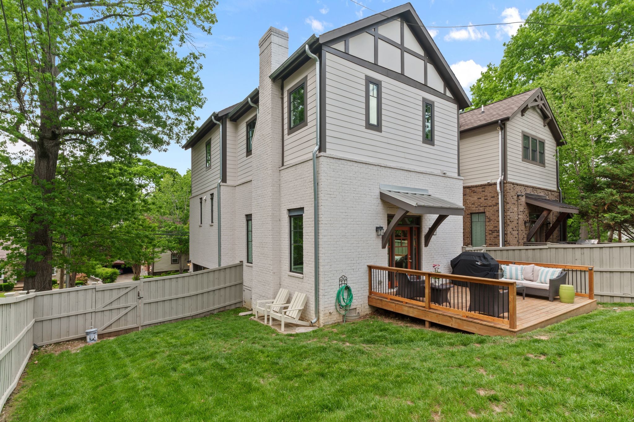 2402 Vaulx Ln