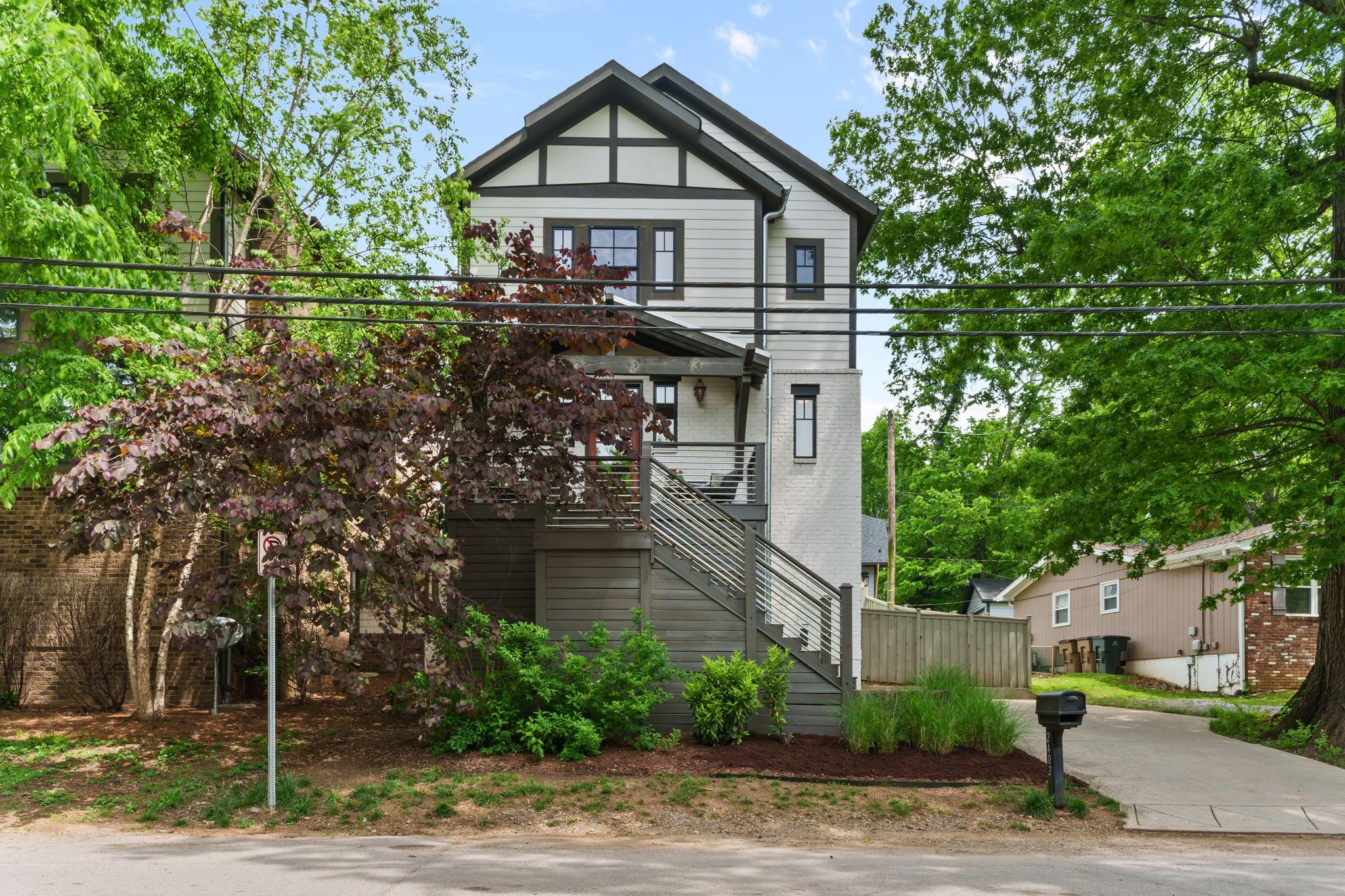 2402 Vaulx Ln