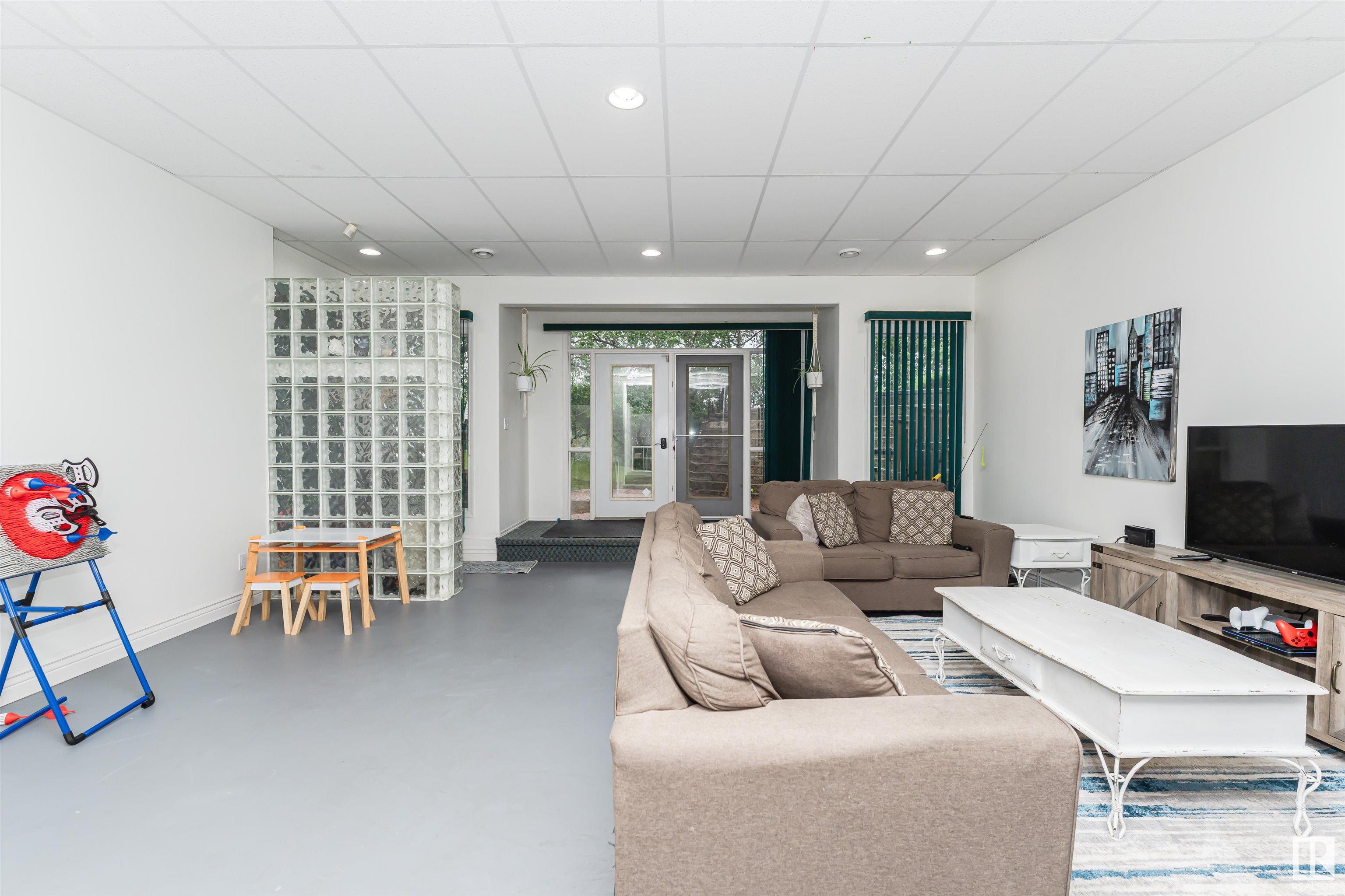 53 STURGEON RD
