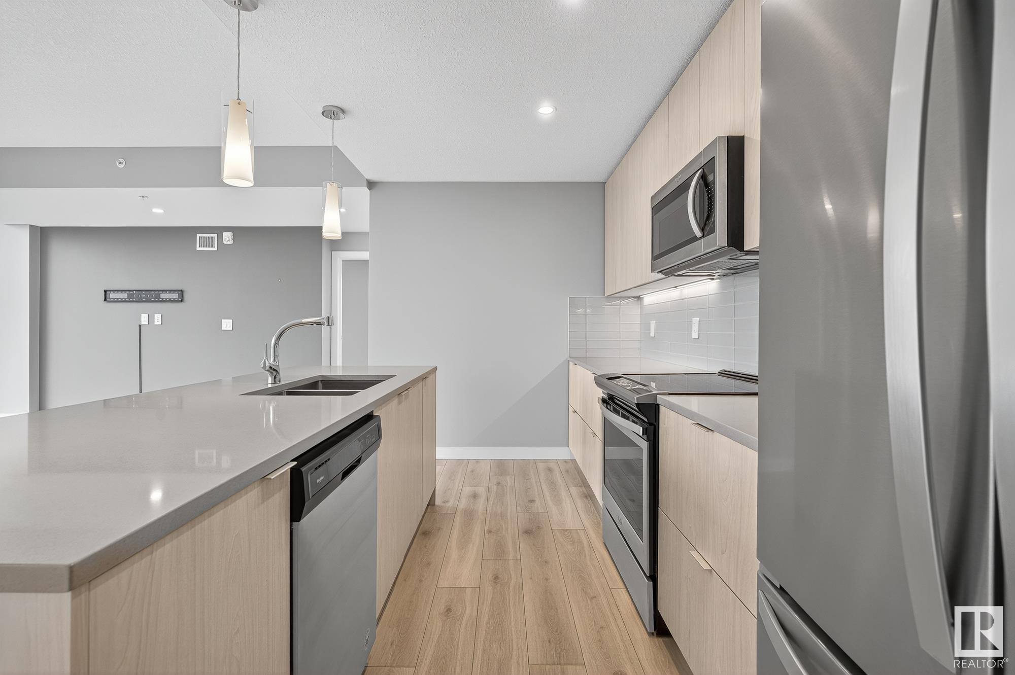 #900 10180 103 ST NW