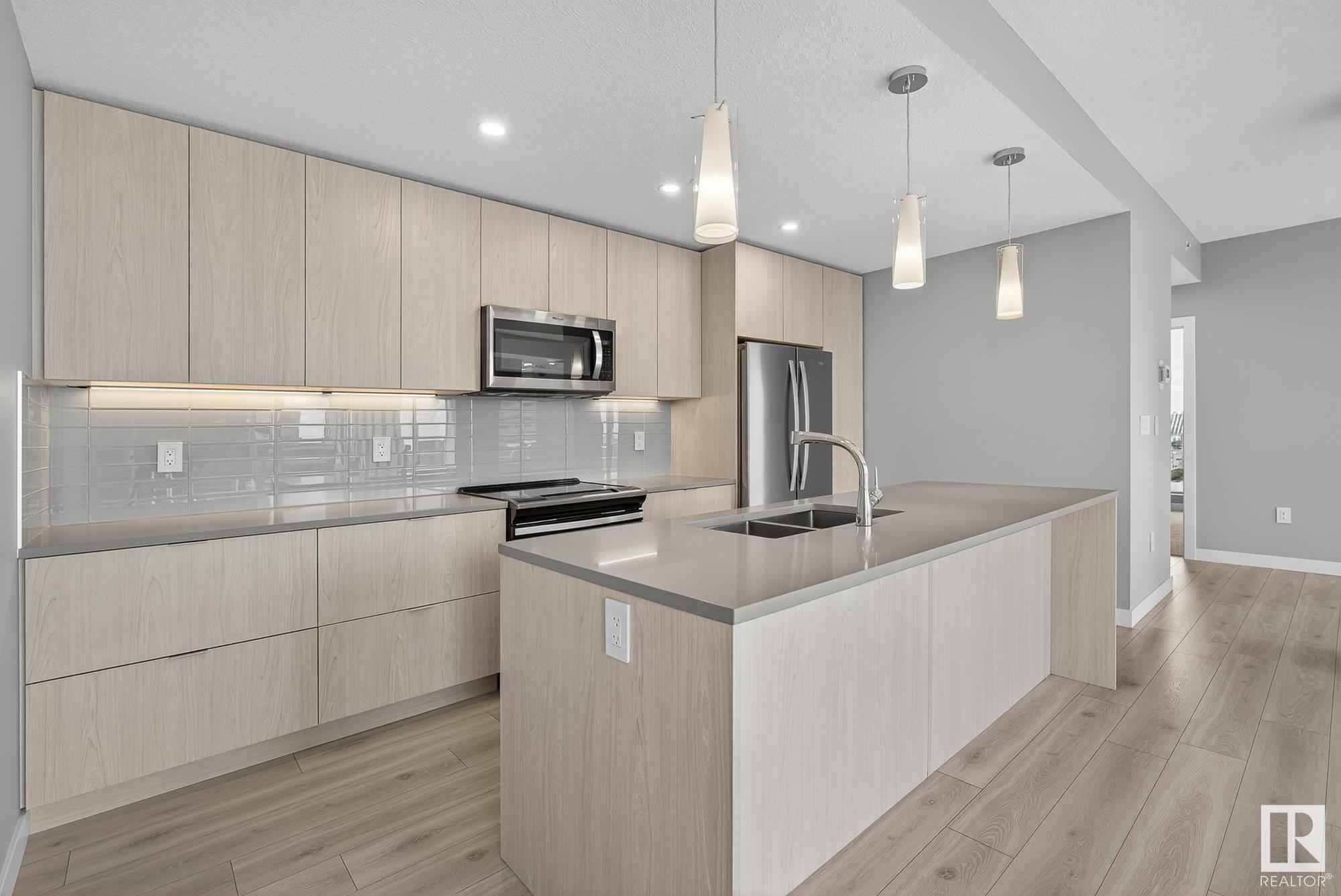 #900 10180 103 ST NW