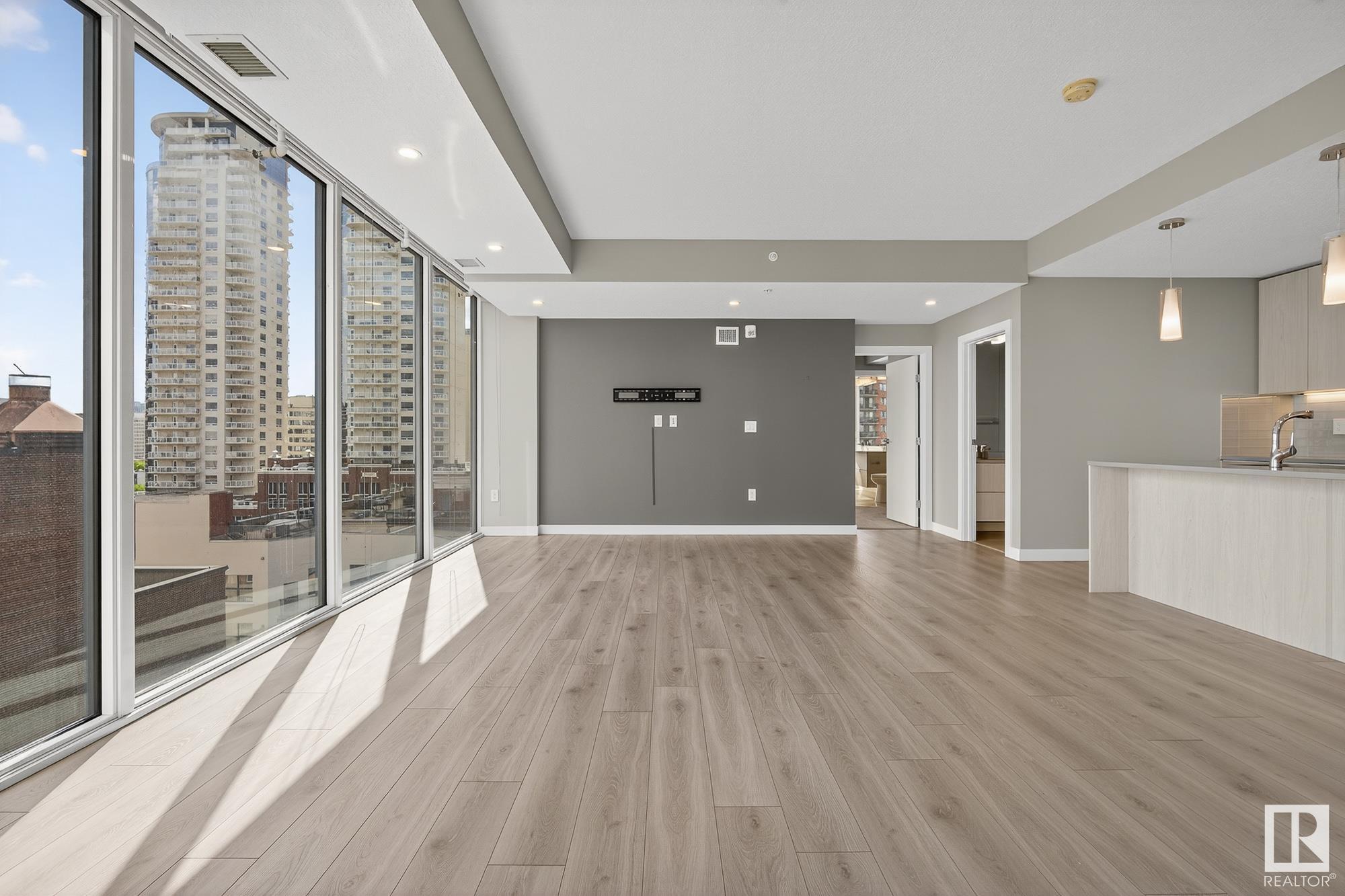 #900 10180 103 ST NW