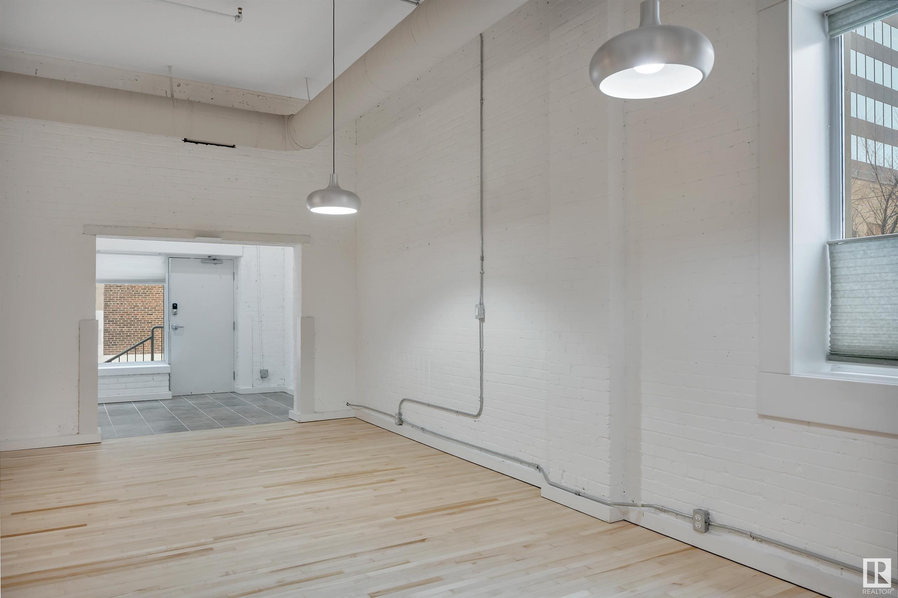#102 10169 104 ST NW
