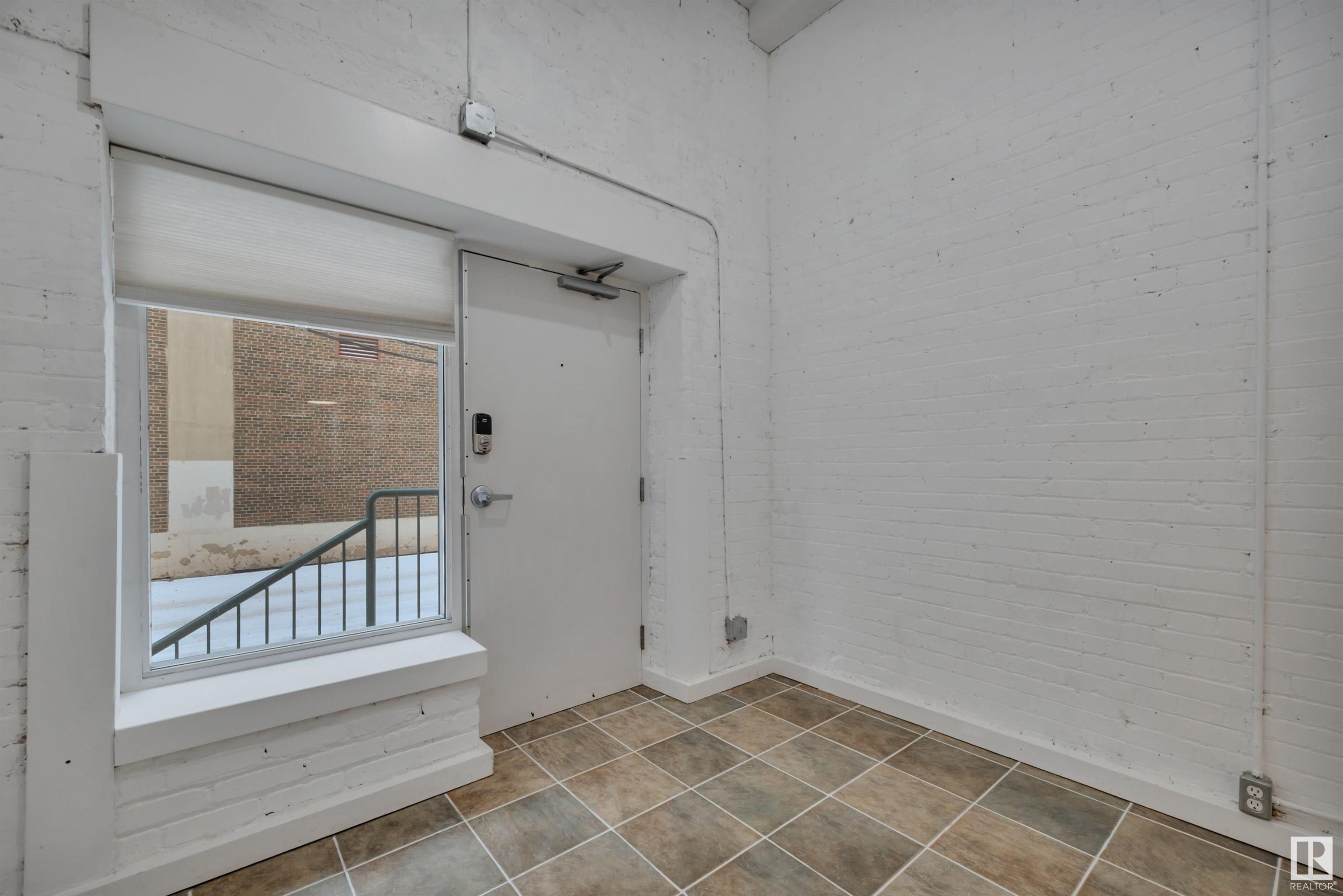 #102 10169 104 ST NW