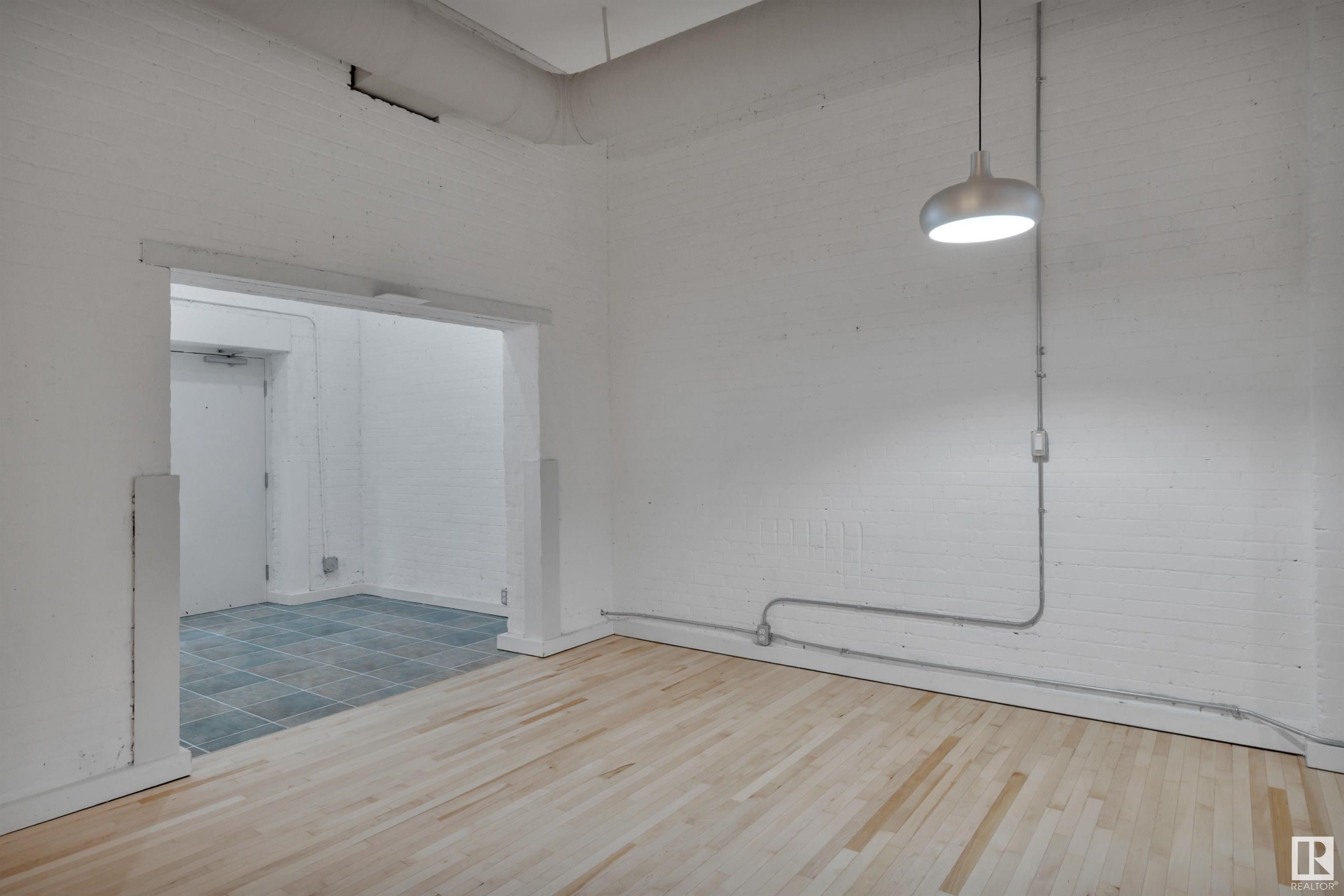 #102 10169 104 ST NW