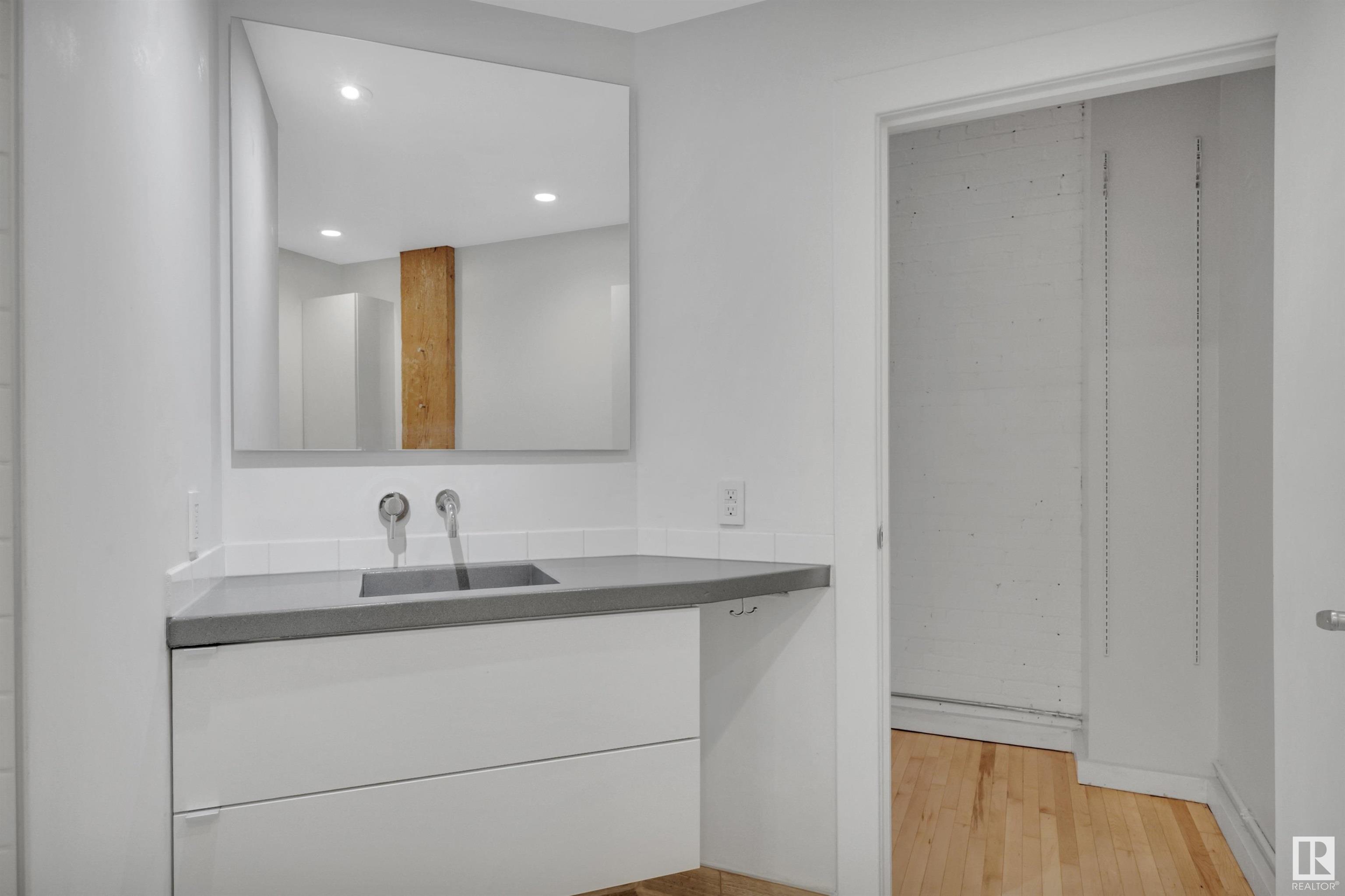 #102 10169 104 ST NW