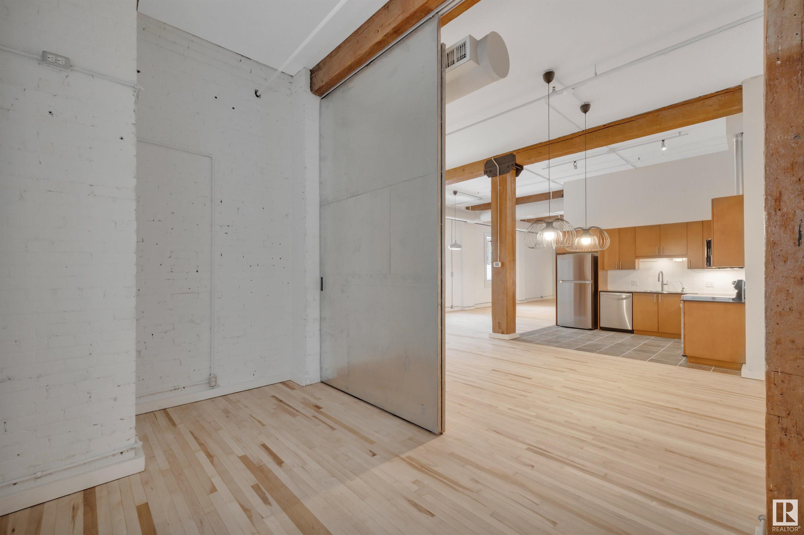 #102 10169 104 ST NW