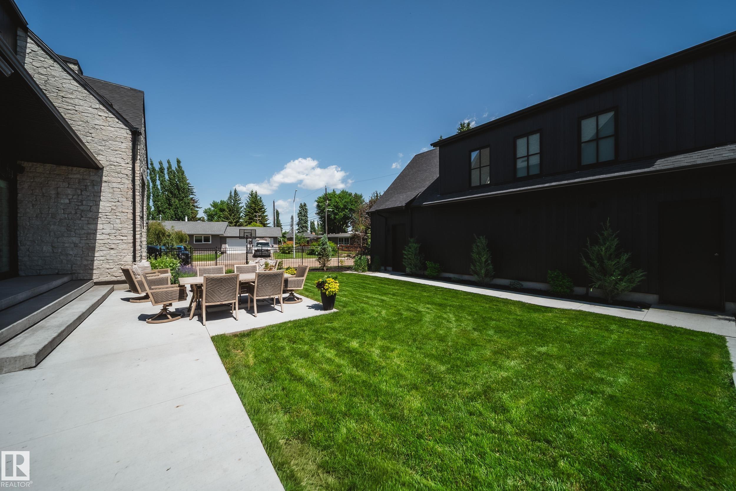 9135 141 ST NW