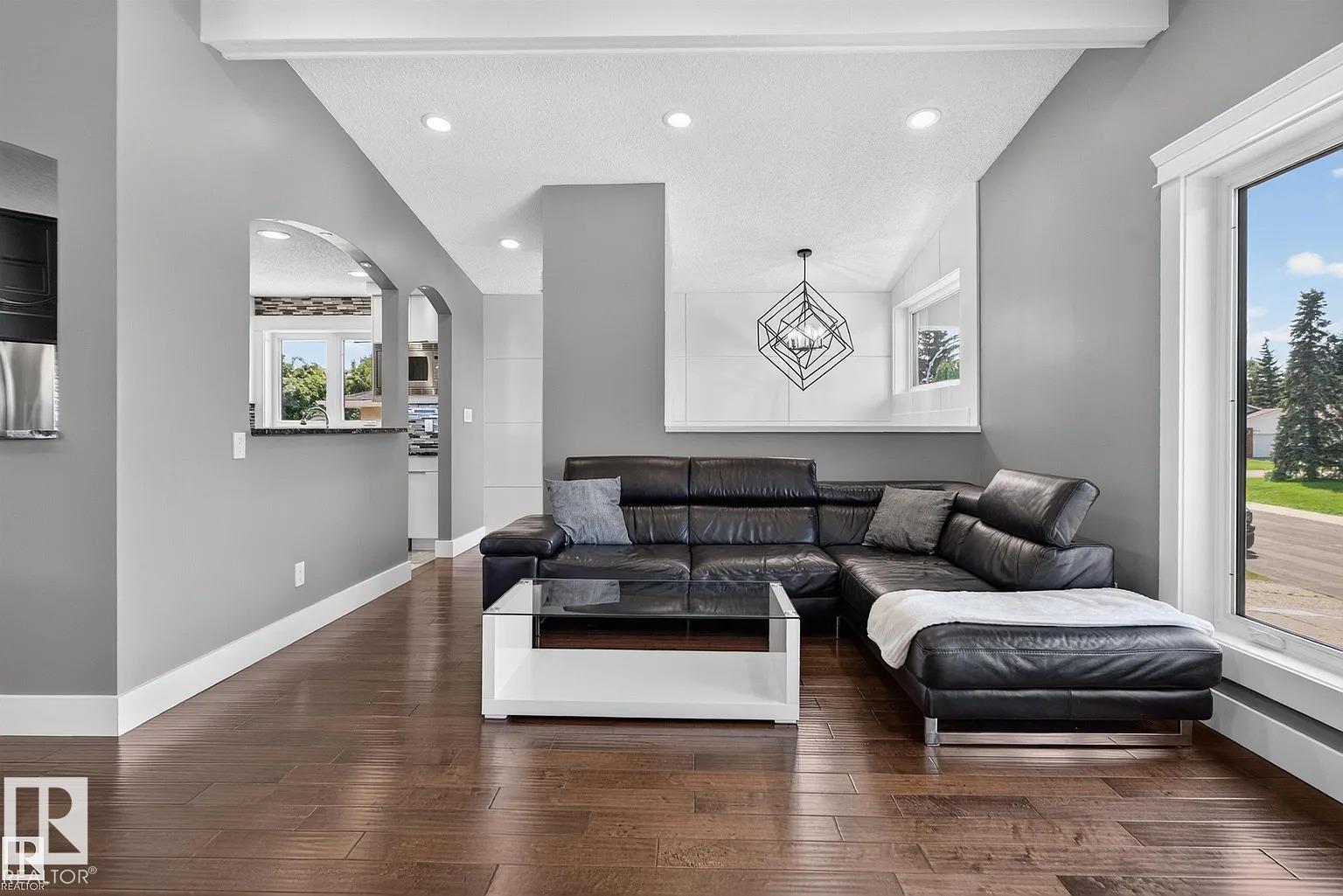 3911 67 ST NW
