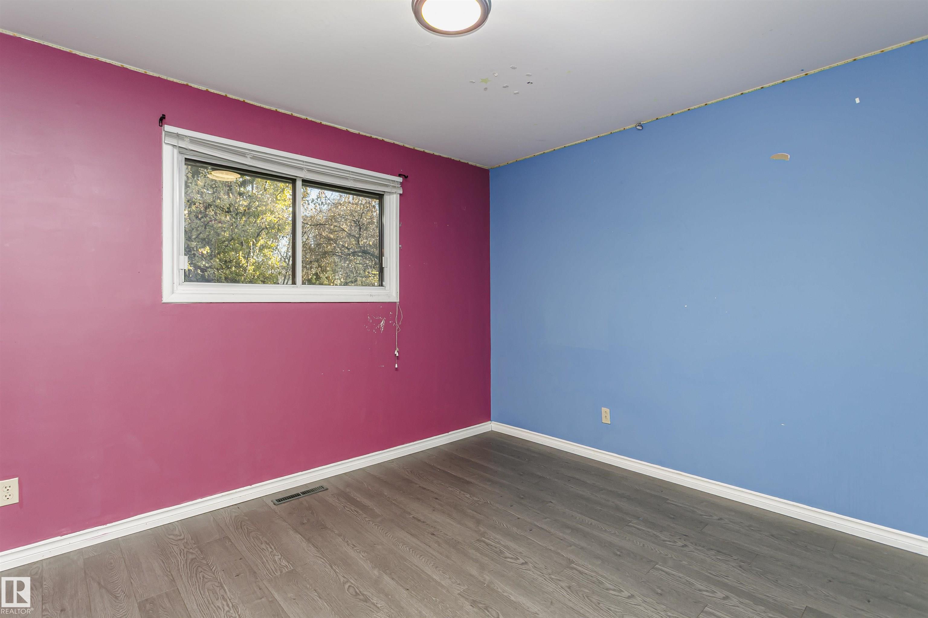 7 SHERIDAN DR