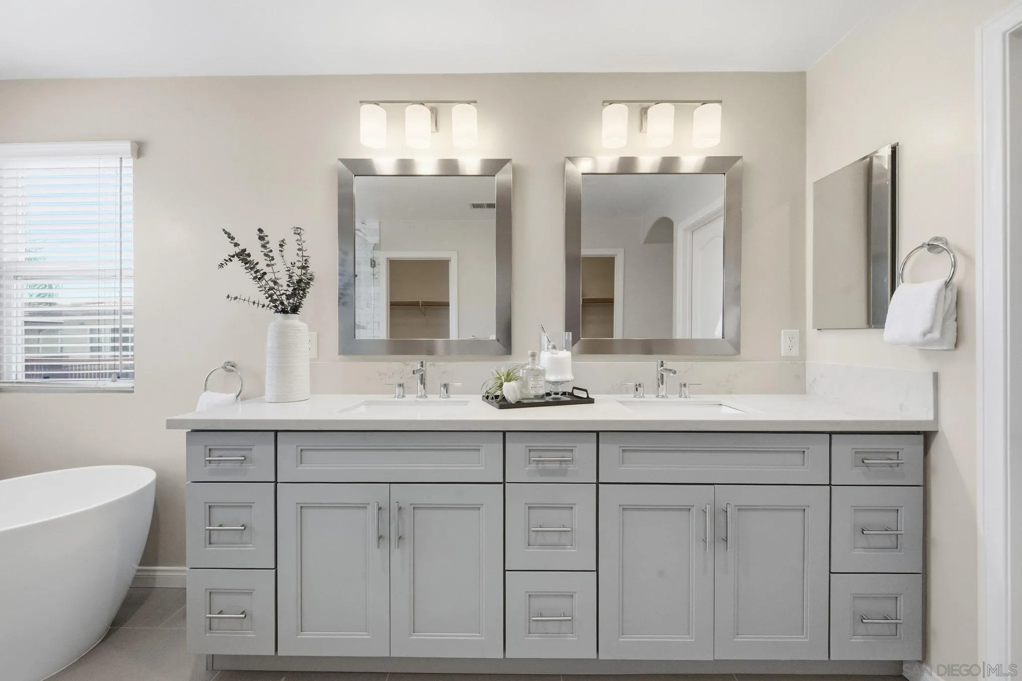 11478 Swan Lake