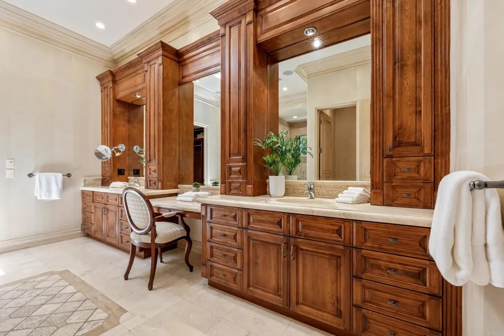 5106 Meadows Del Mar