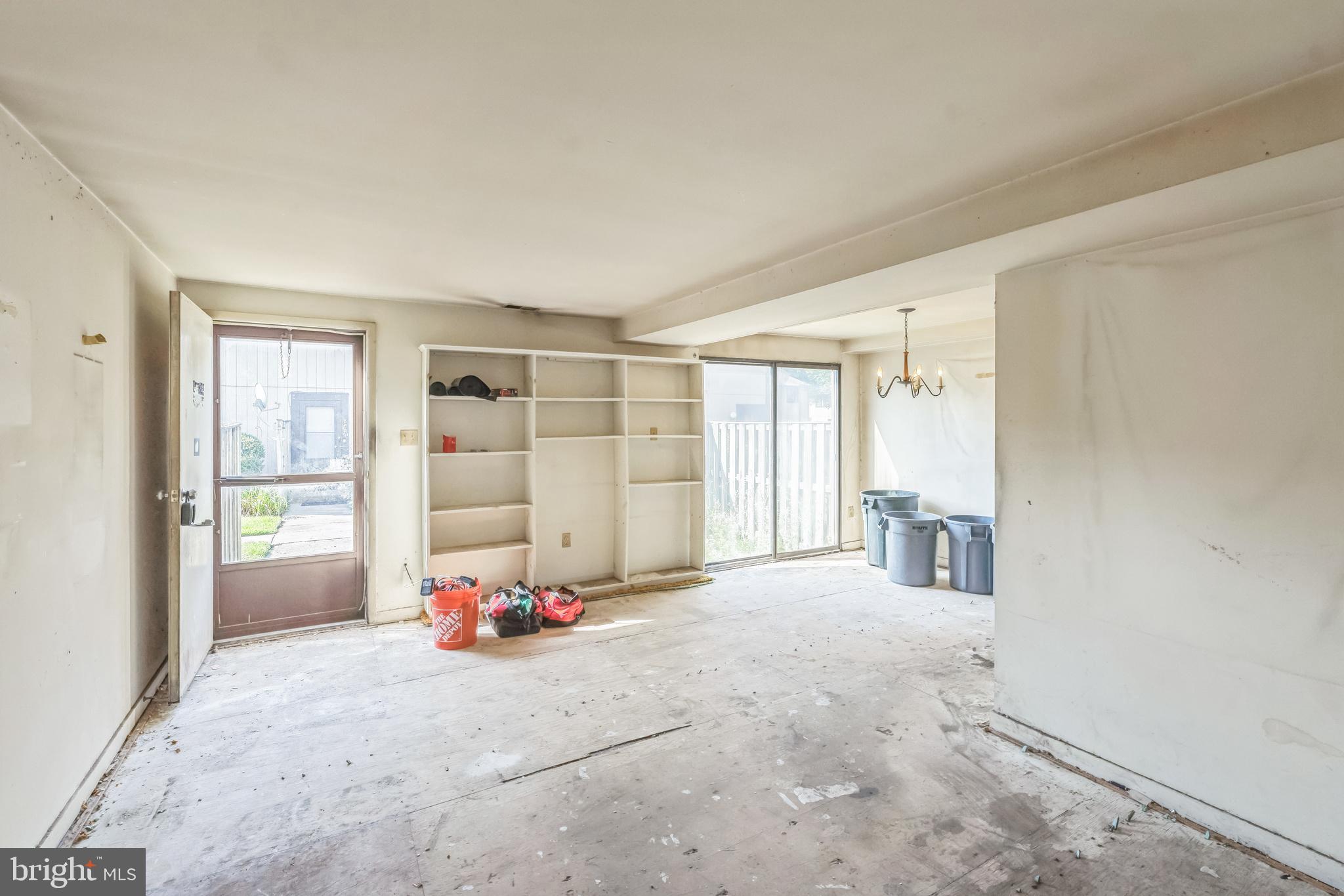 558 GLEN COURT