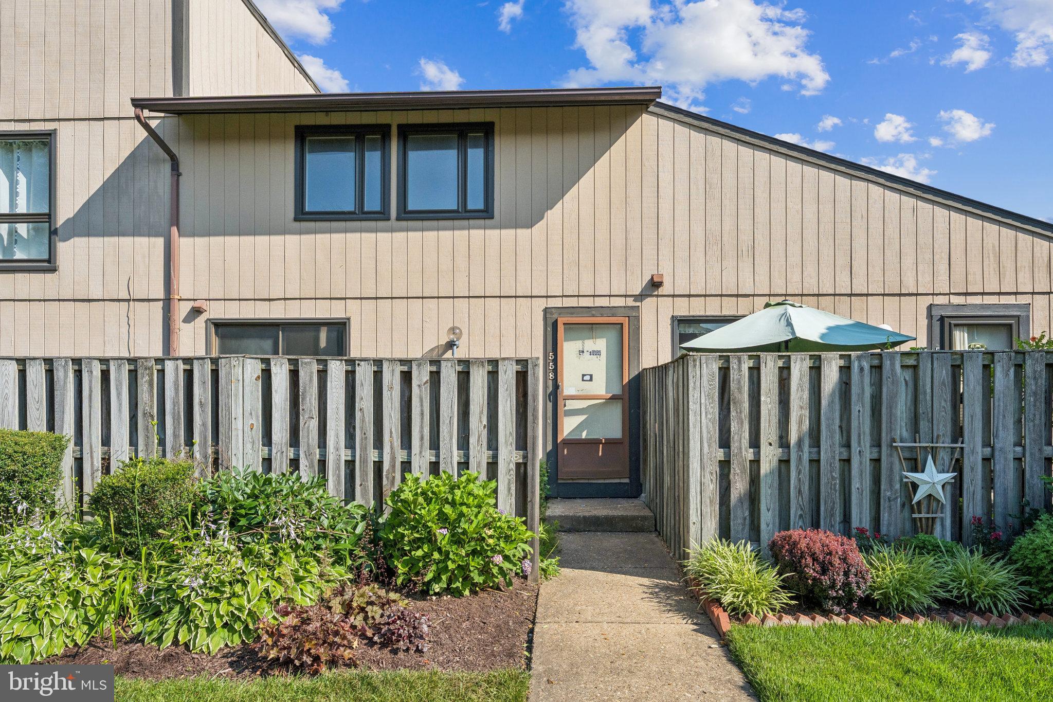 558 GLEN COURT