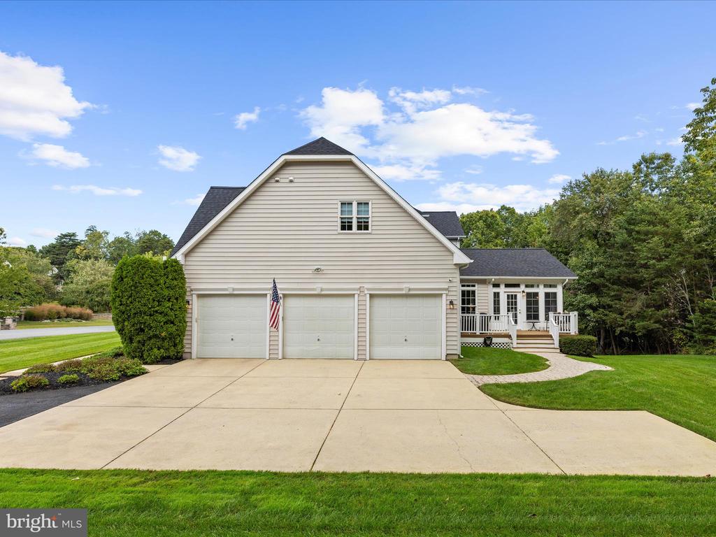 8915 WINGED FOOT DRIVE