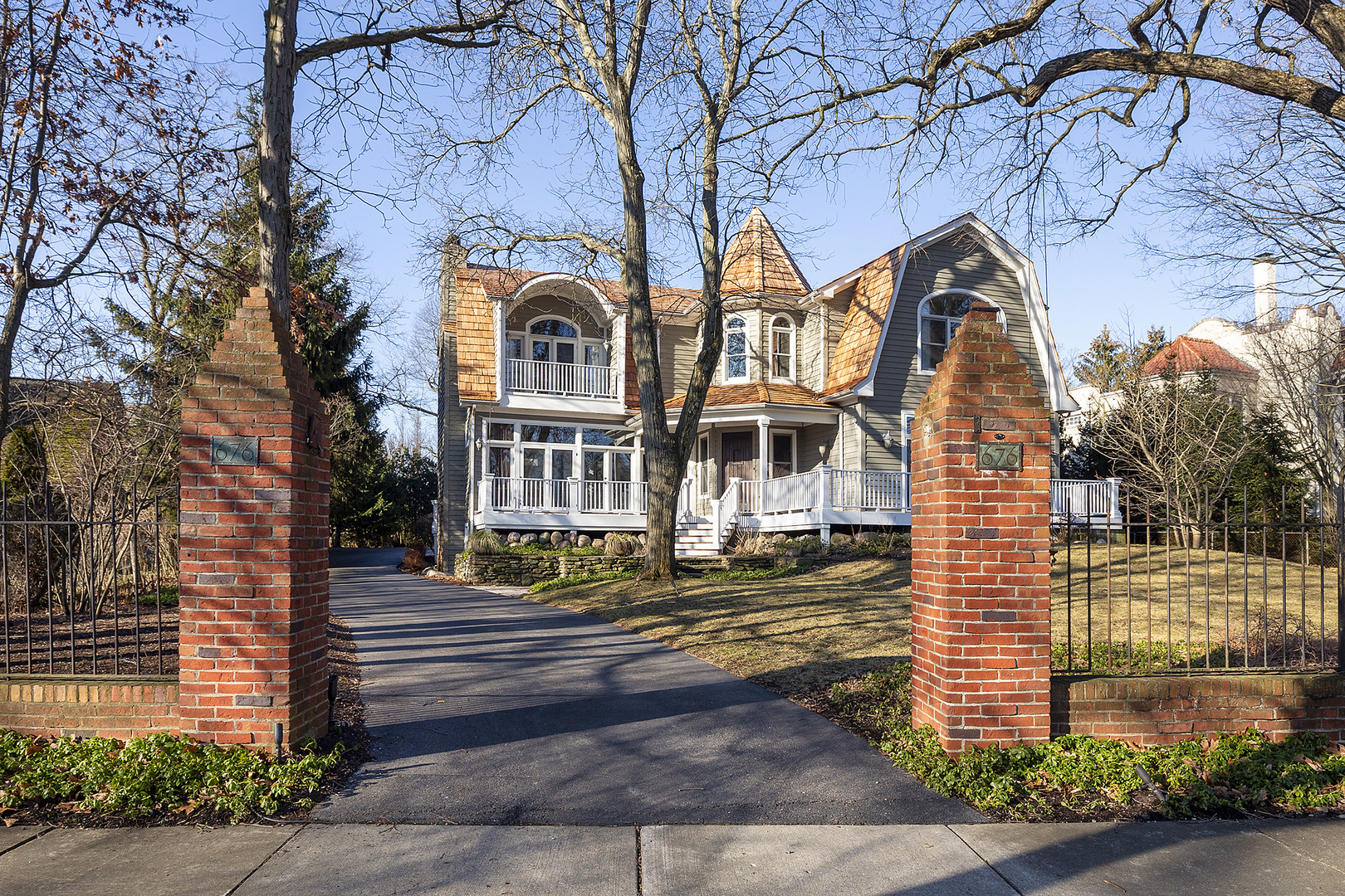676 LONGWOOD Avenue