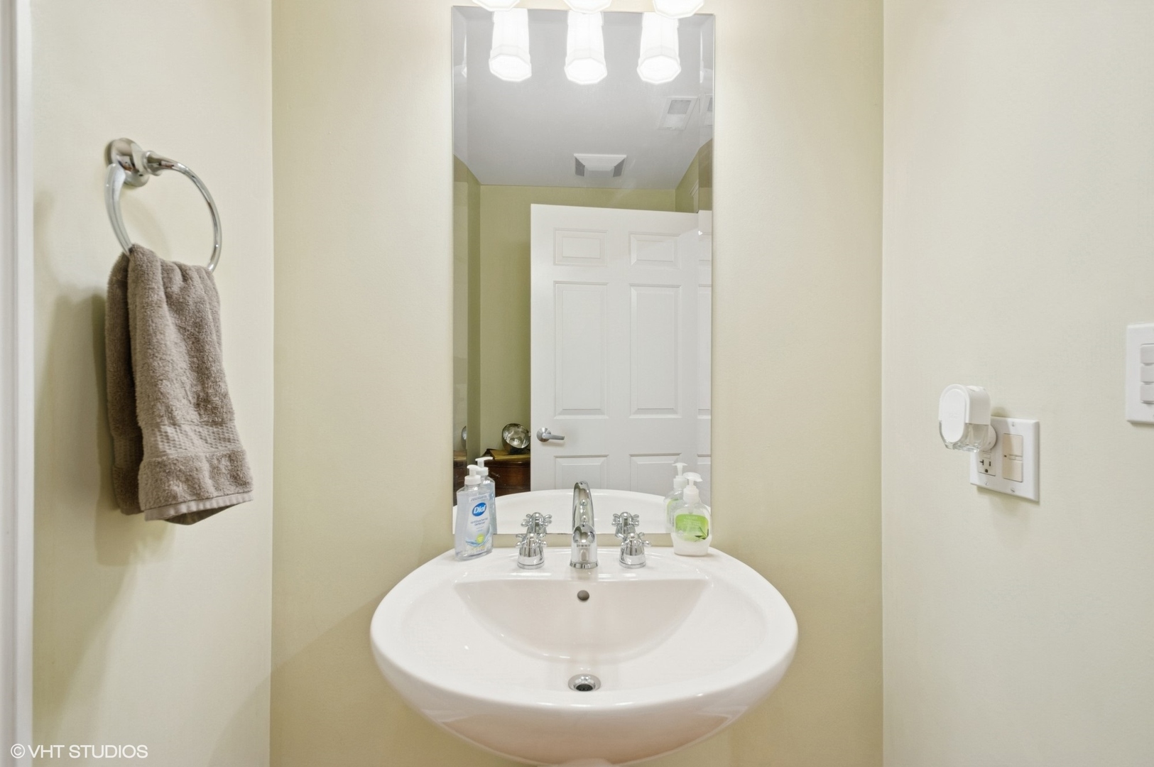 518 Winnetka Avenue Unit: 203