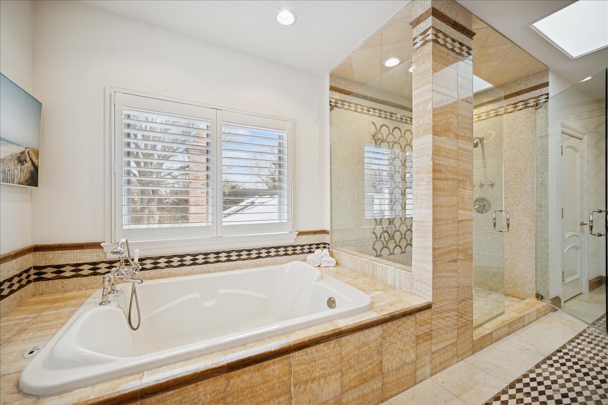 985 Pine Tree Lane