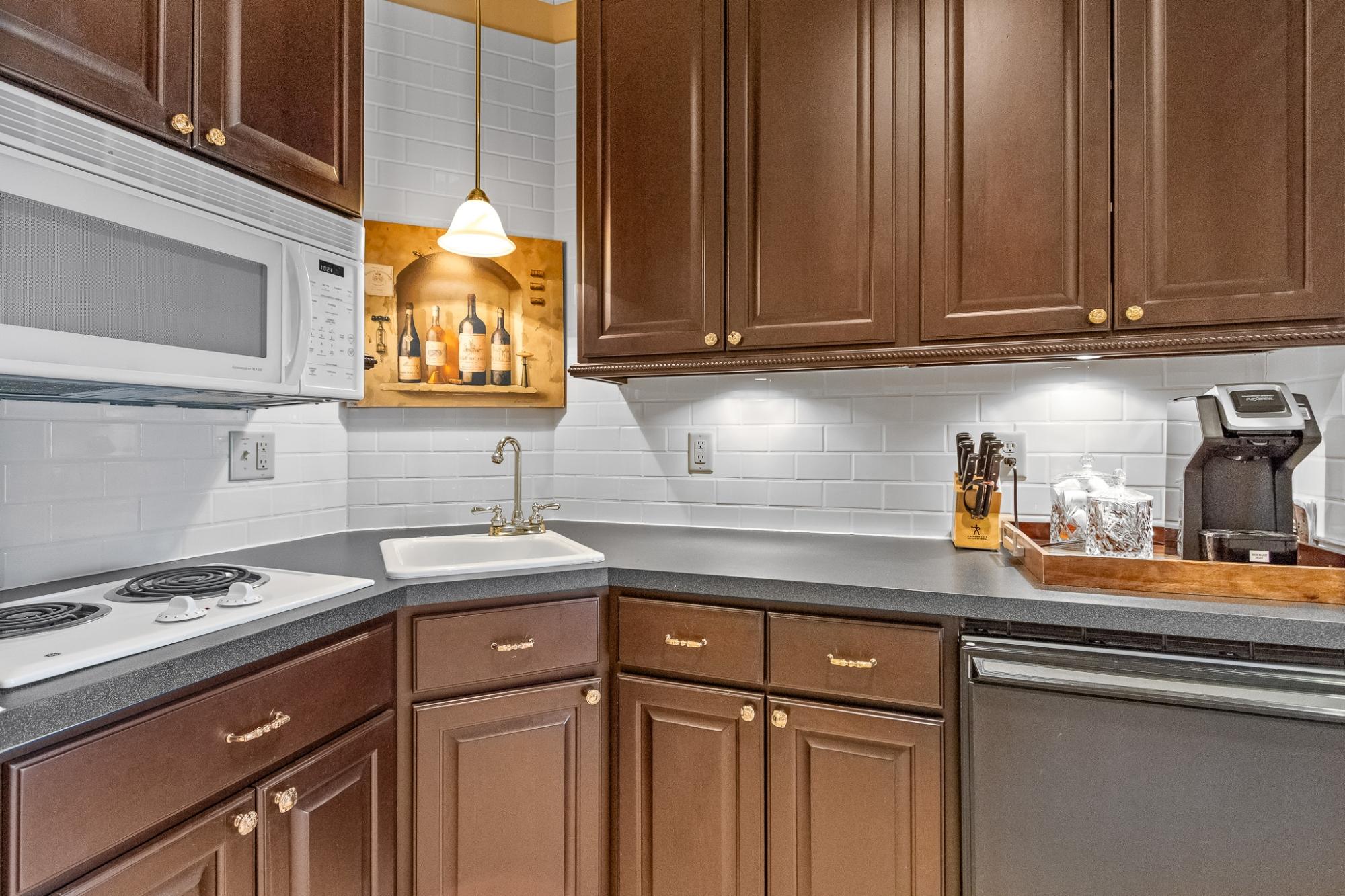 N16517 LAKESHORE DR