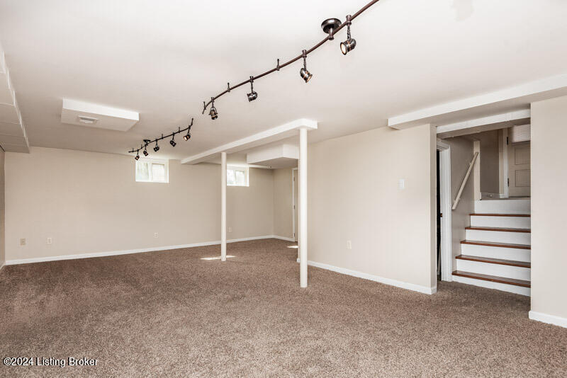 704 Victoria Pl
