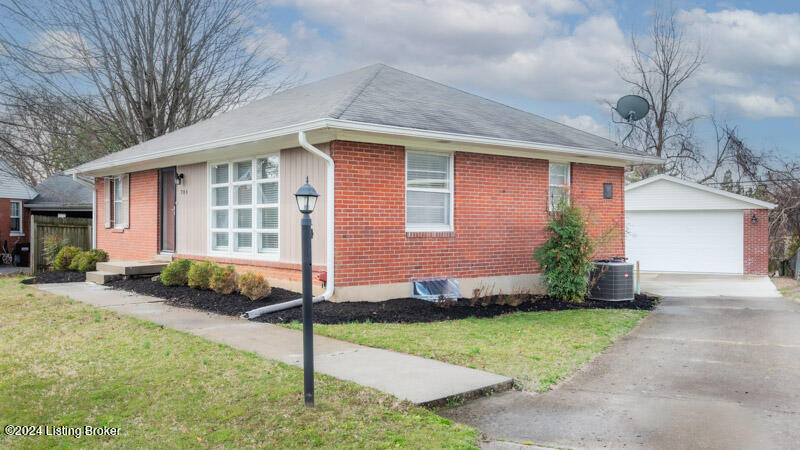 704 Victoria Pl