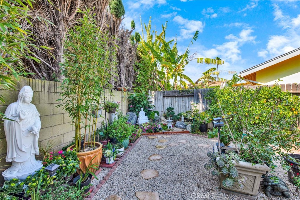 16073 Redwood Street
