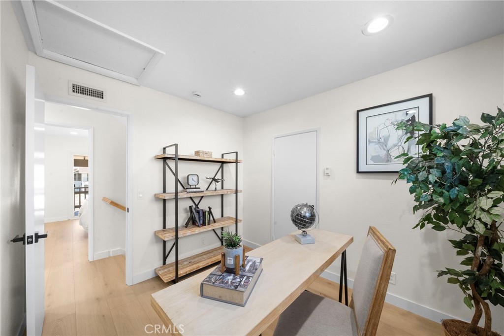 9092 La Linda Avenue