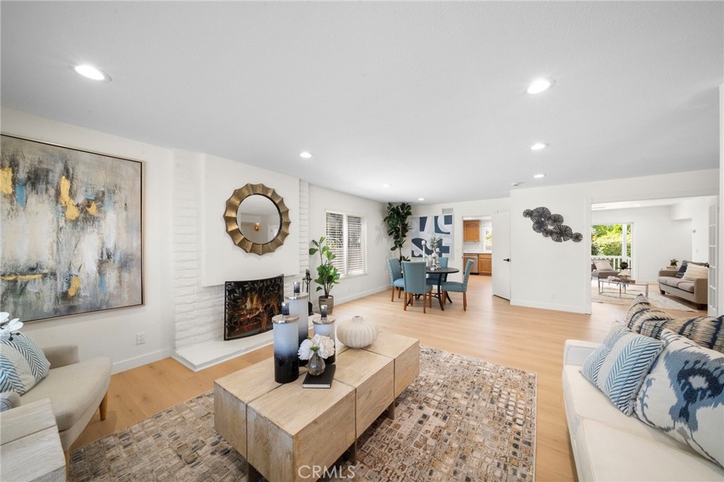 9092 La Linda Avenue