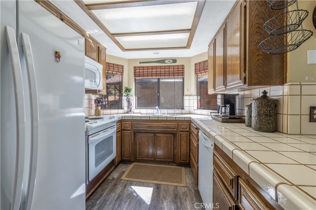 569 Summit Boulevard 6