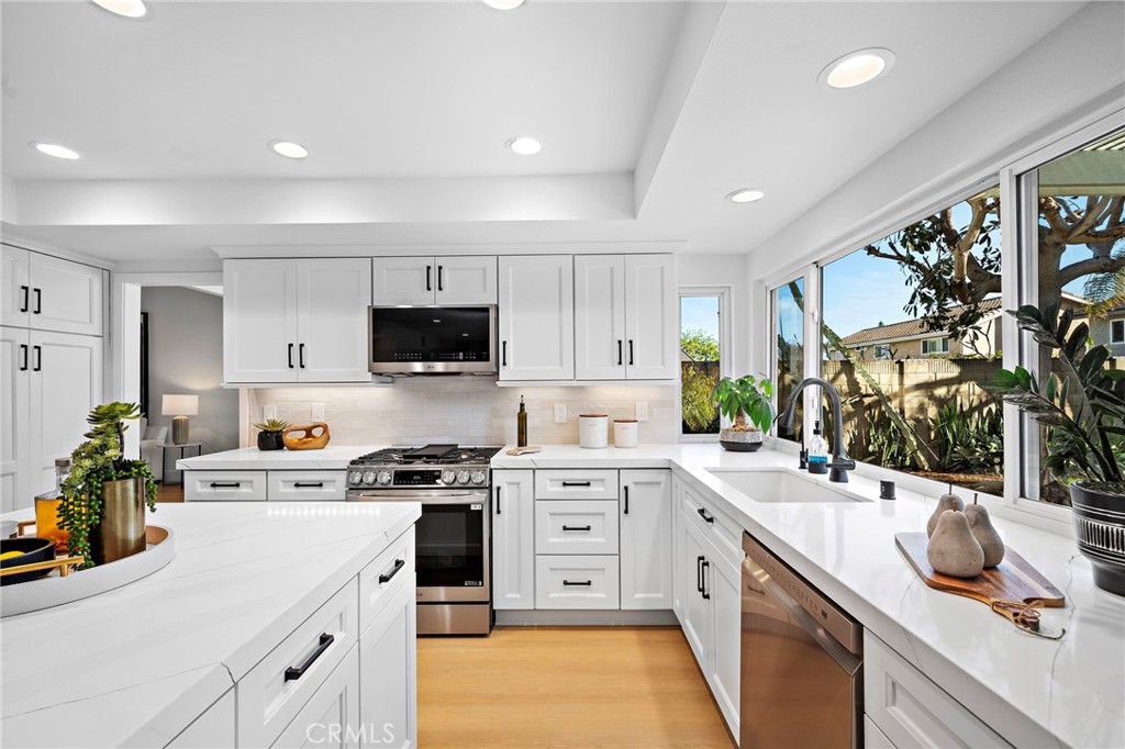 9560 La Amapola Avenue