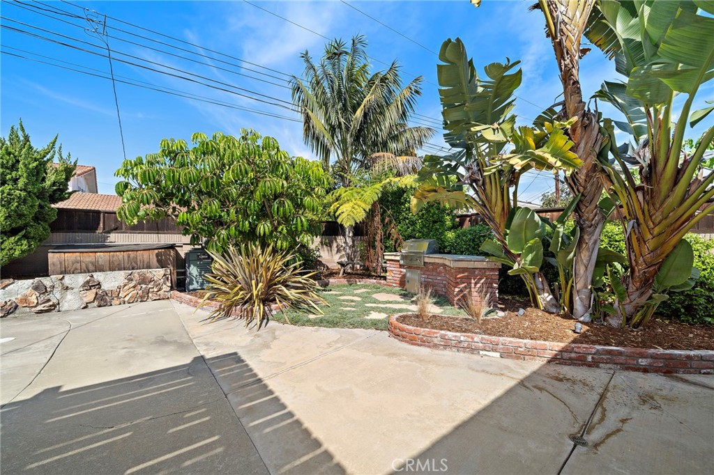 16805 Redwood Street