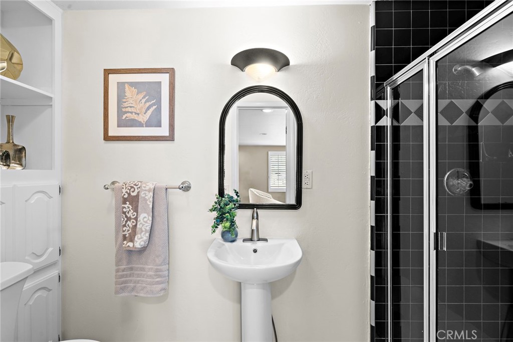 16805 Redwood Street