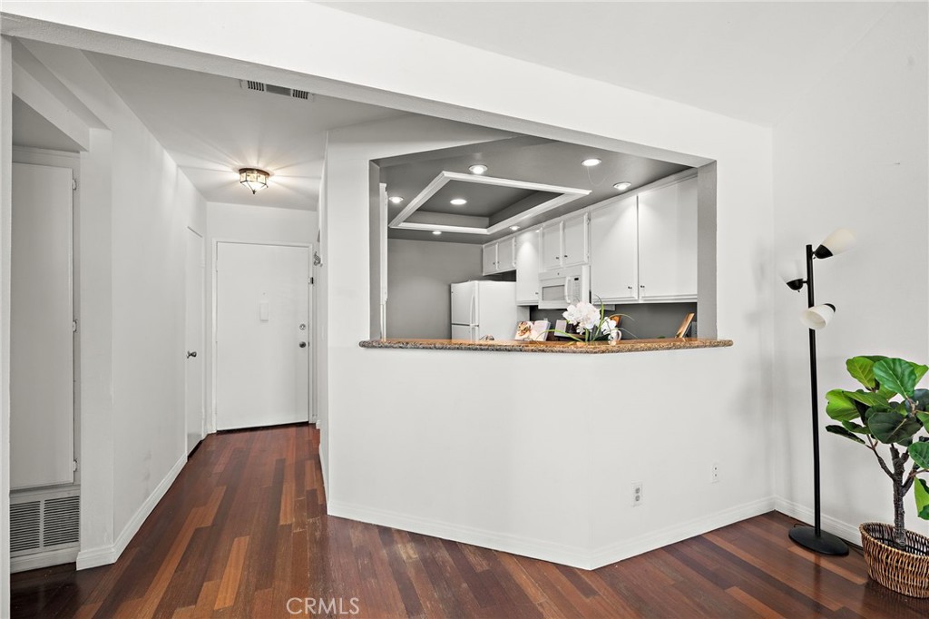 1100 Newport Avenue 404