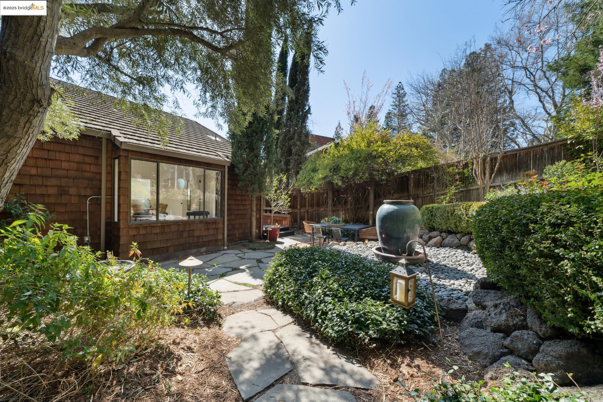 1845 Soaproot Ct