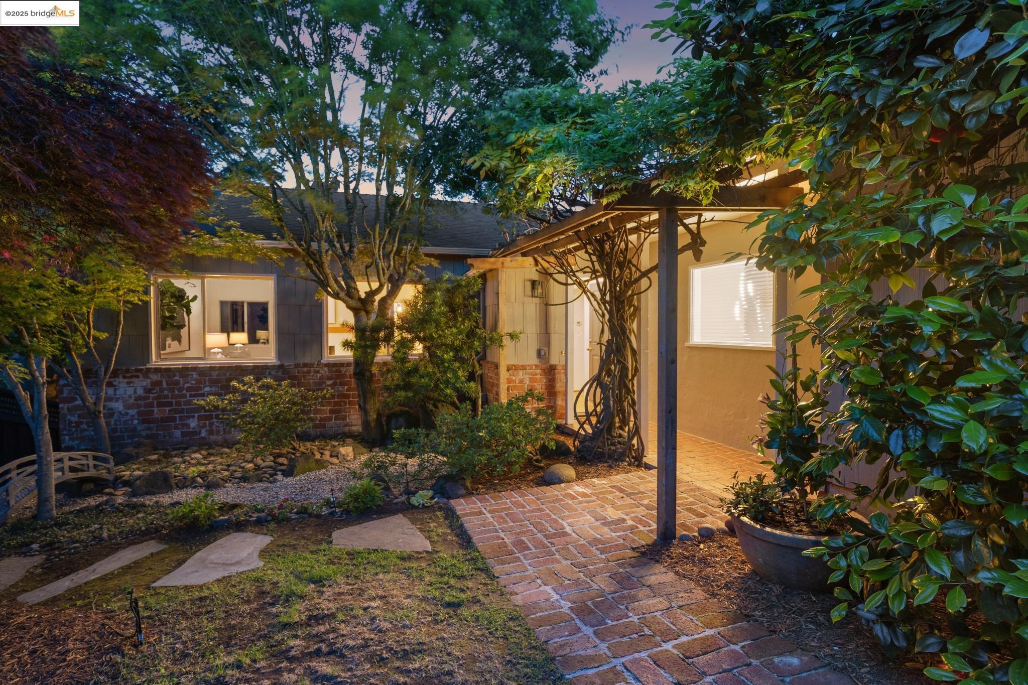 1025 Creston Rd