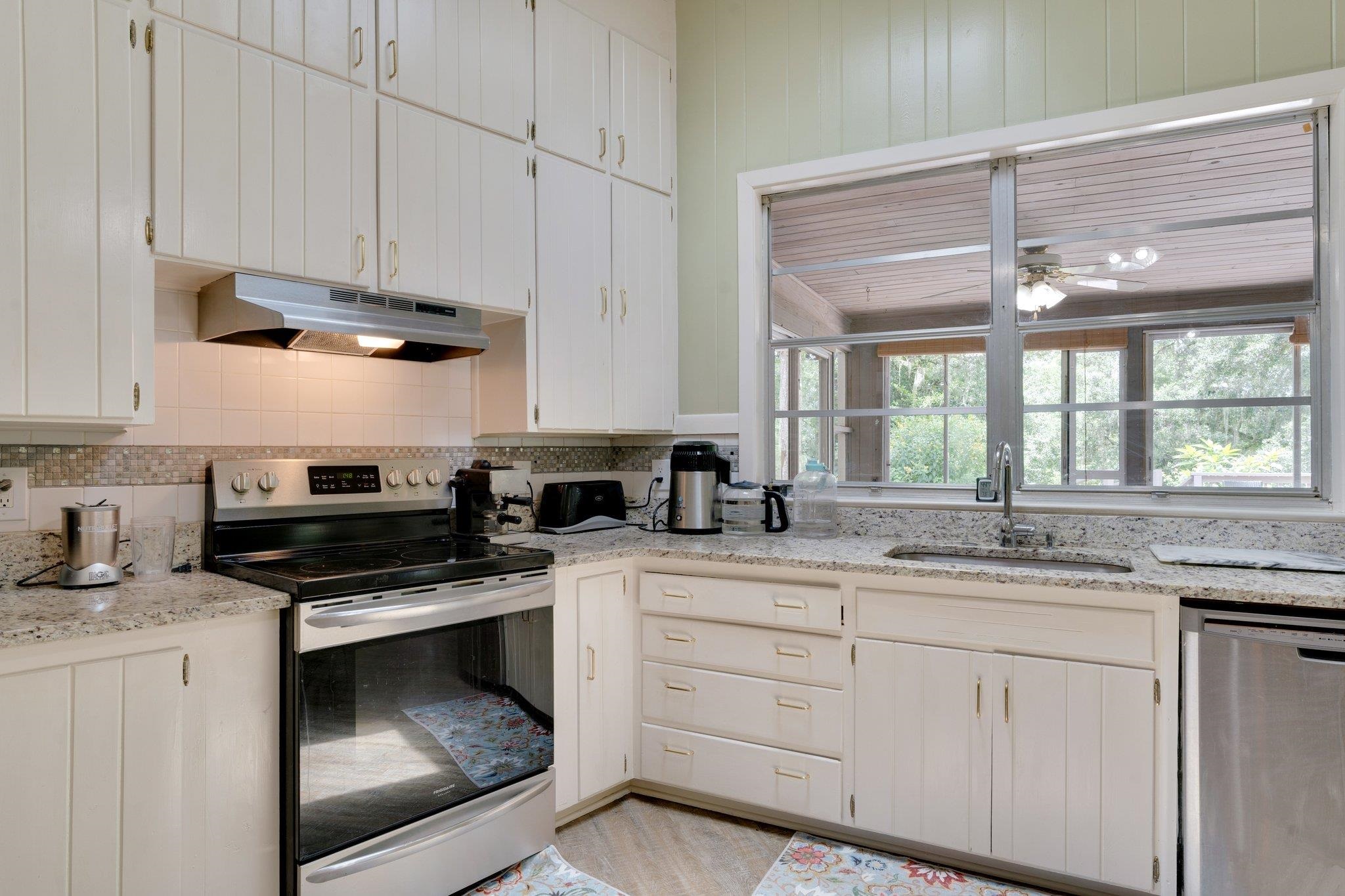 3216 Lakeshore Drive