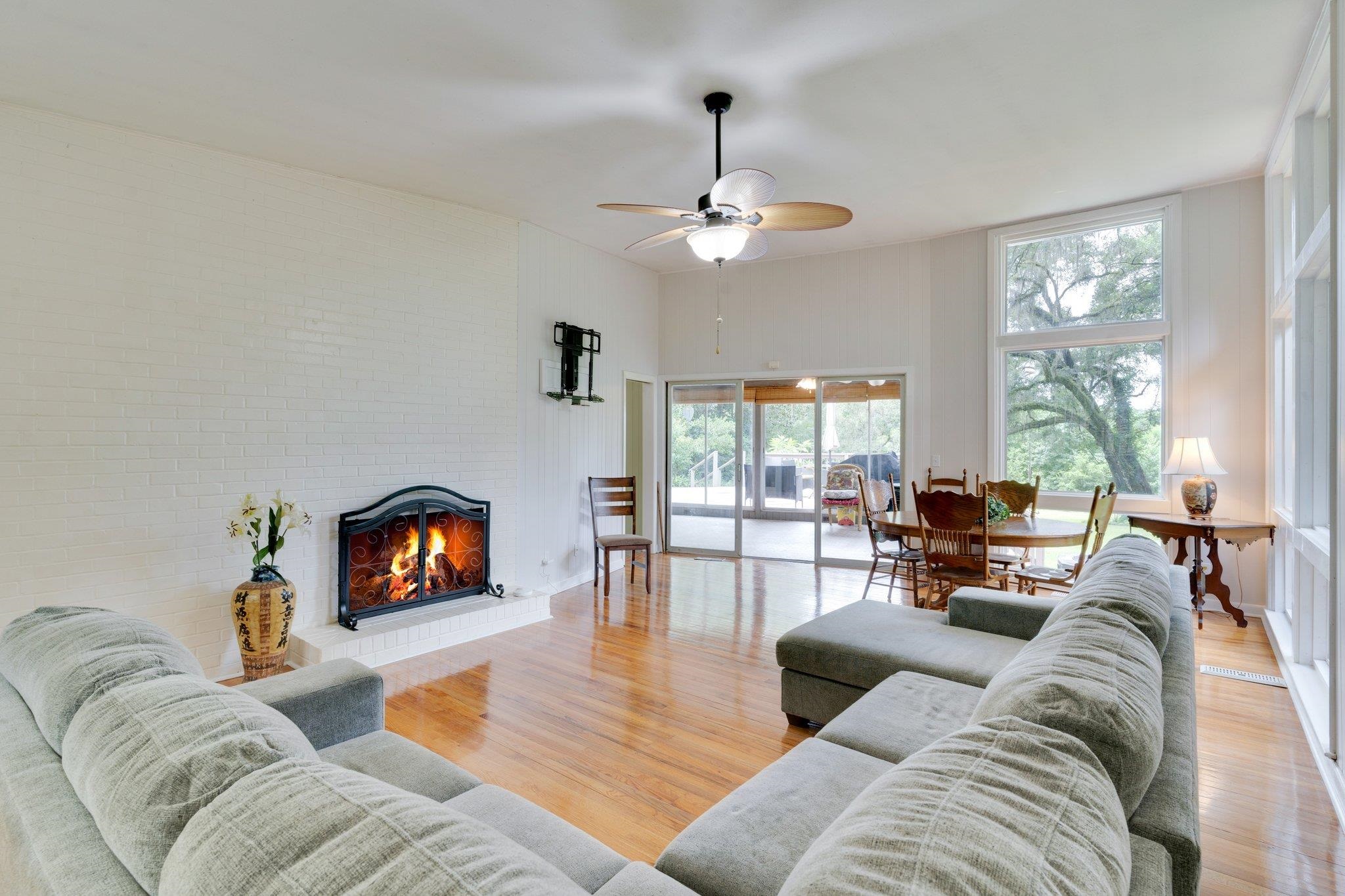 3216 Lakeshore Drive