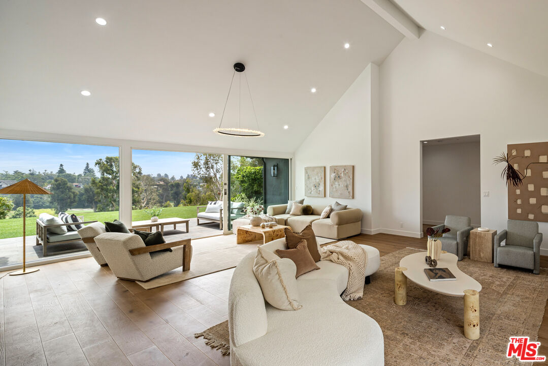 992 Napoli Dr