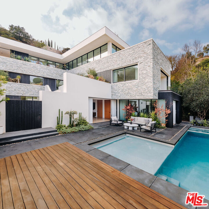 7681 Willow Glen Rd