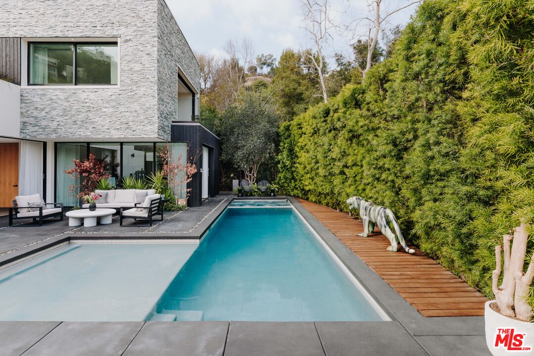 7681 Willow Glen Rd