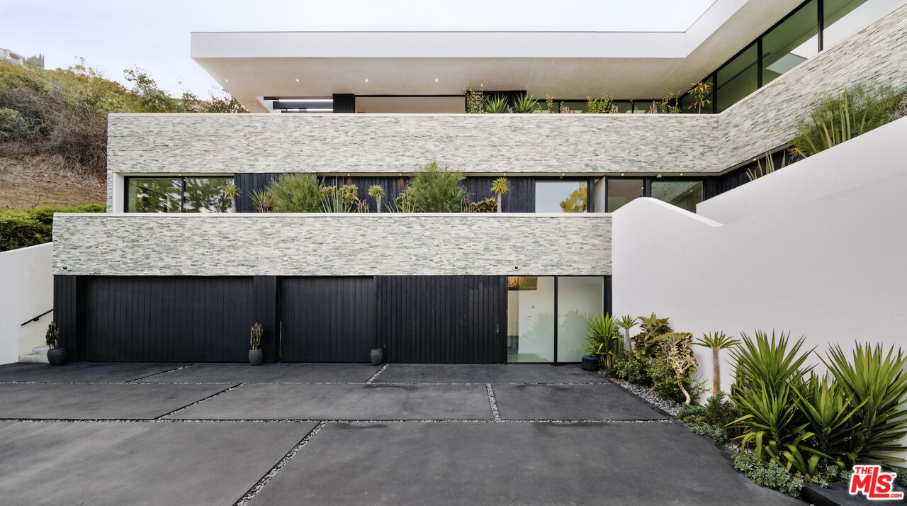 7681 Willow Glen Rd