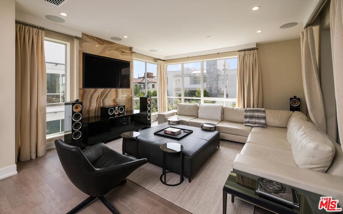 460 N Palm Dr Unit: 501