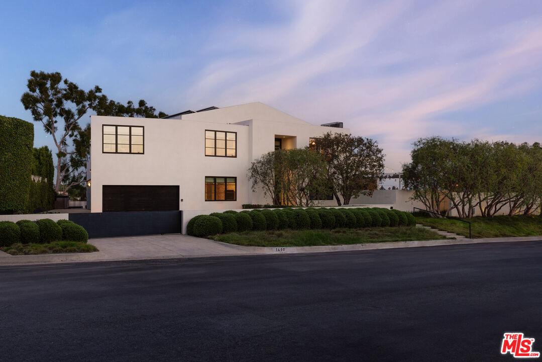 400 Amalfi Dr