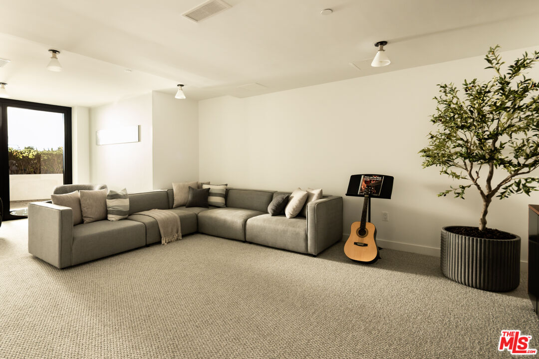 400 Amalfi Dr