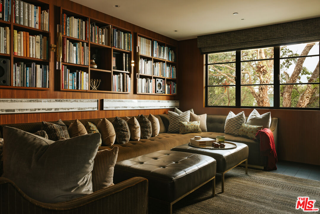 400 Amalfi Dr