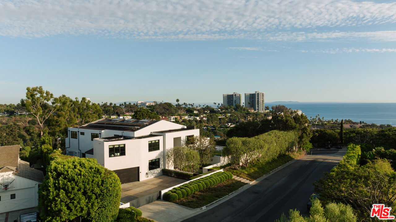 400 Amalfi Dr