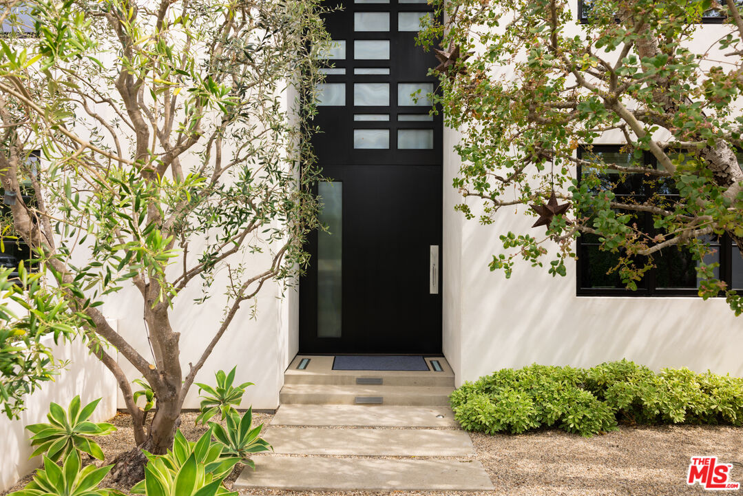 400 Amalfi Dr