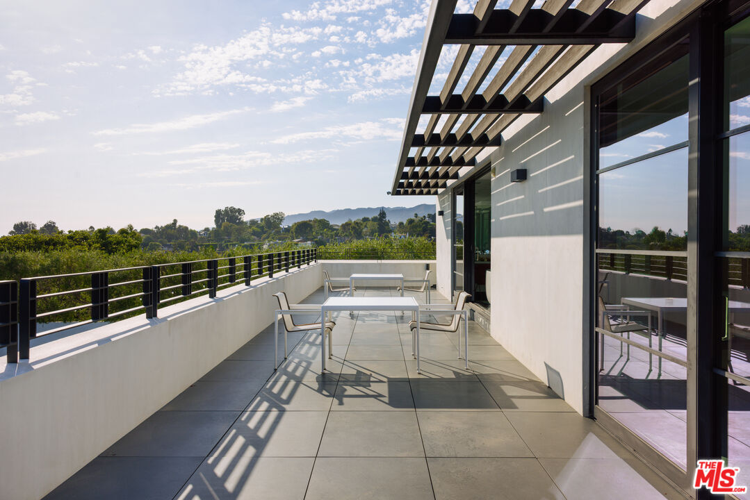 400 Amalfi Dr